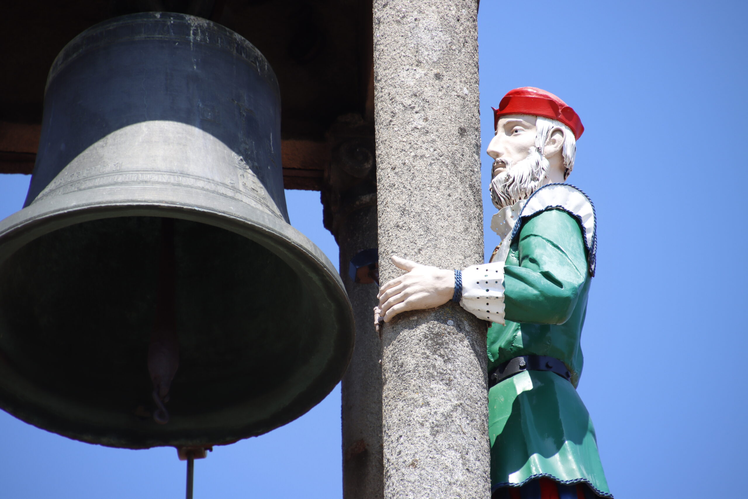 Foto de una figura junto a la campana del Ayuntamiento