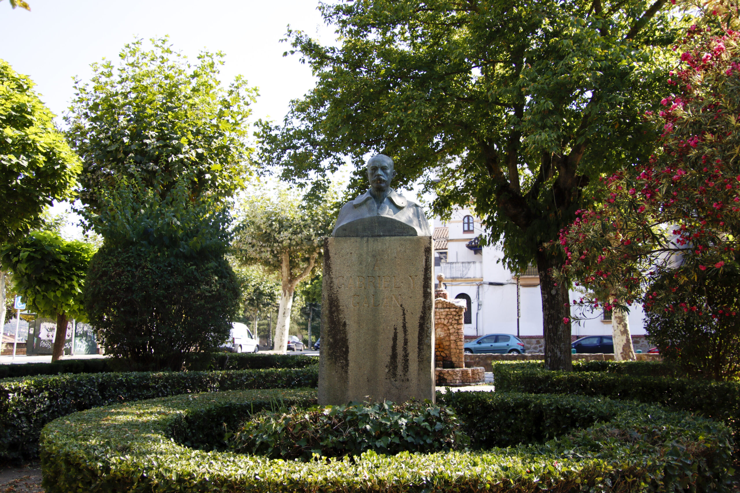 Foto de la escultura a Gabriel y Galán en el Parque de San Antón