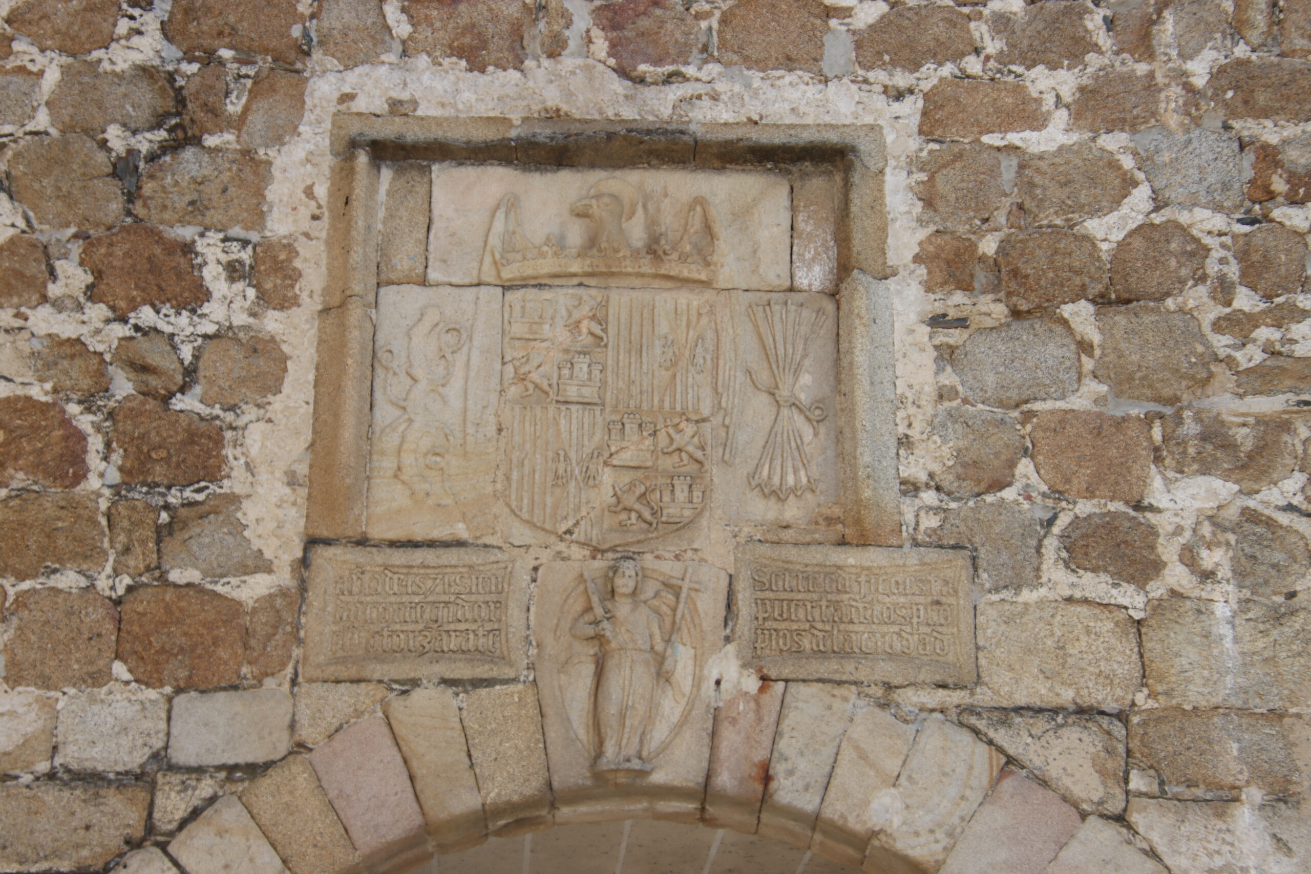 Imagen del escudo de los Reyes católicos e imagen de San Miguel